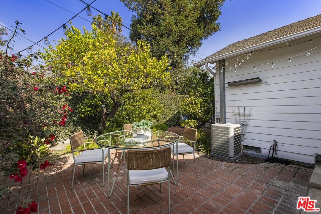 16 Oak Knoll Gardens Dr