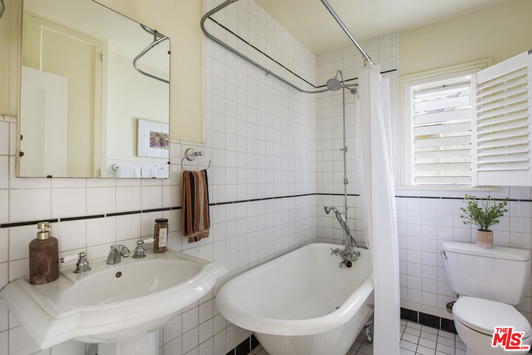 16 Oak Knoll Gardens Dr