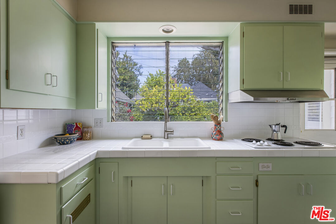 16 Oak Knoll Gardens Dr