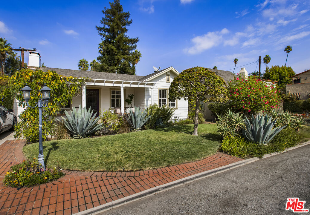 16 Oak Knoll Gardens Dr