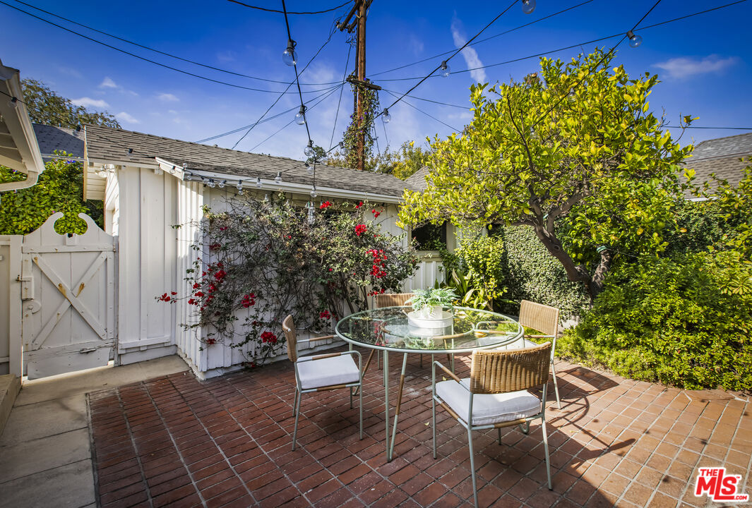 16 Oak Knoll Gardens Dr