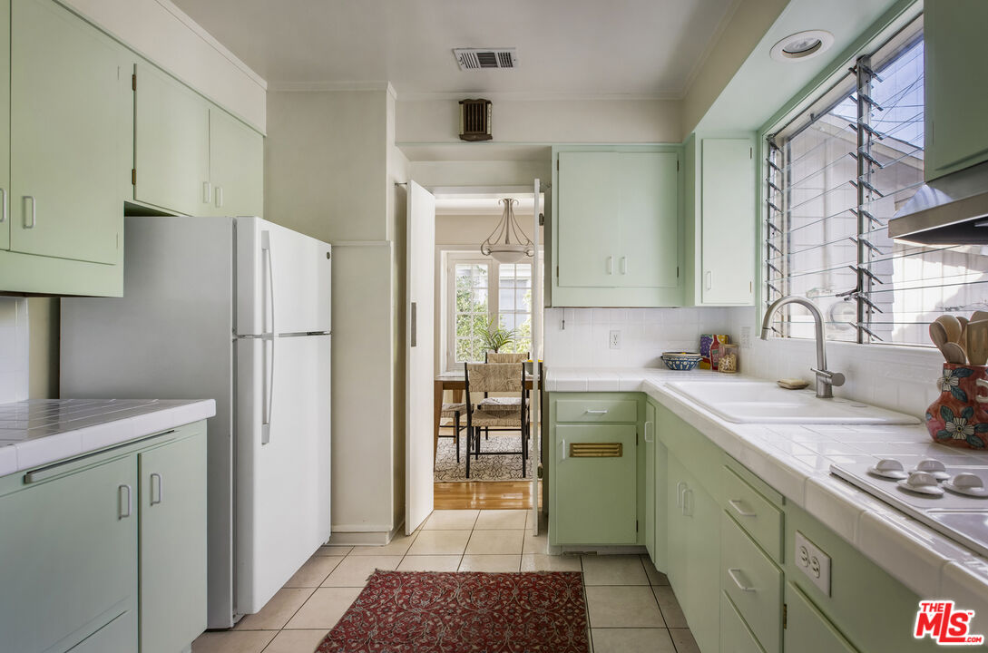 16 Oak Knoll Gardens Dr