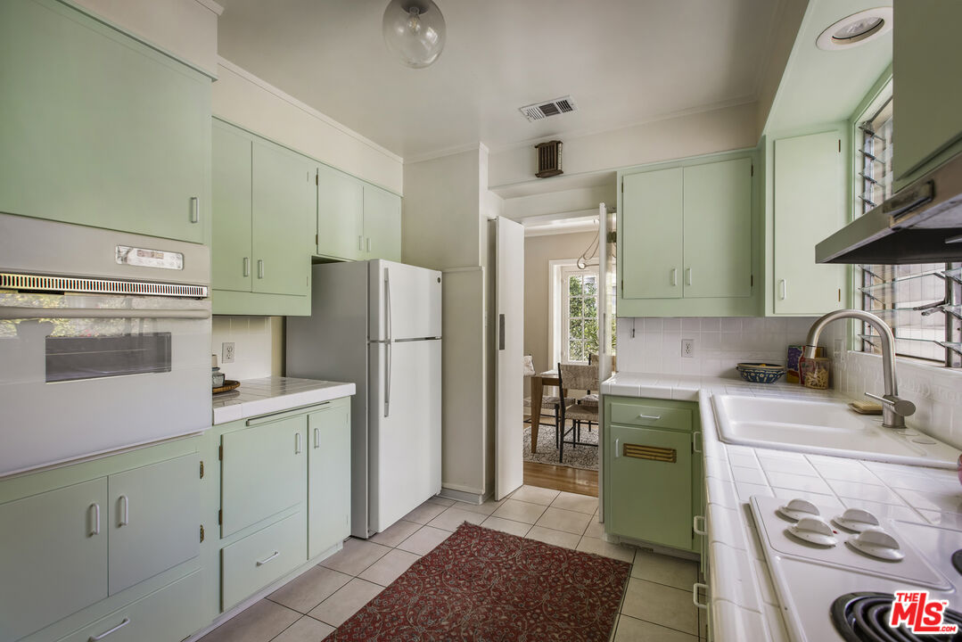 16 Oak Knoll Gardens Dr