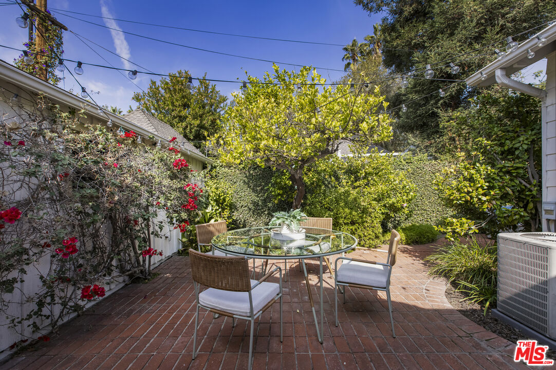 16 Oak Knoll Gardens Dr