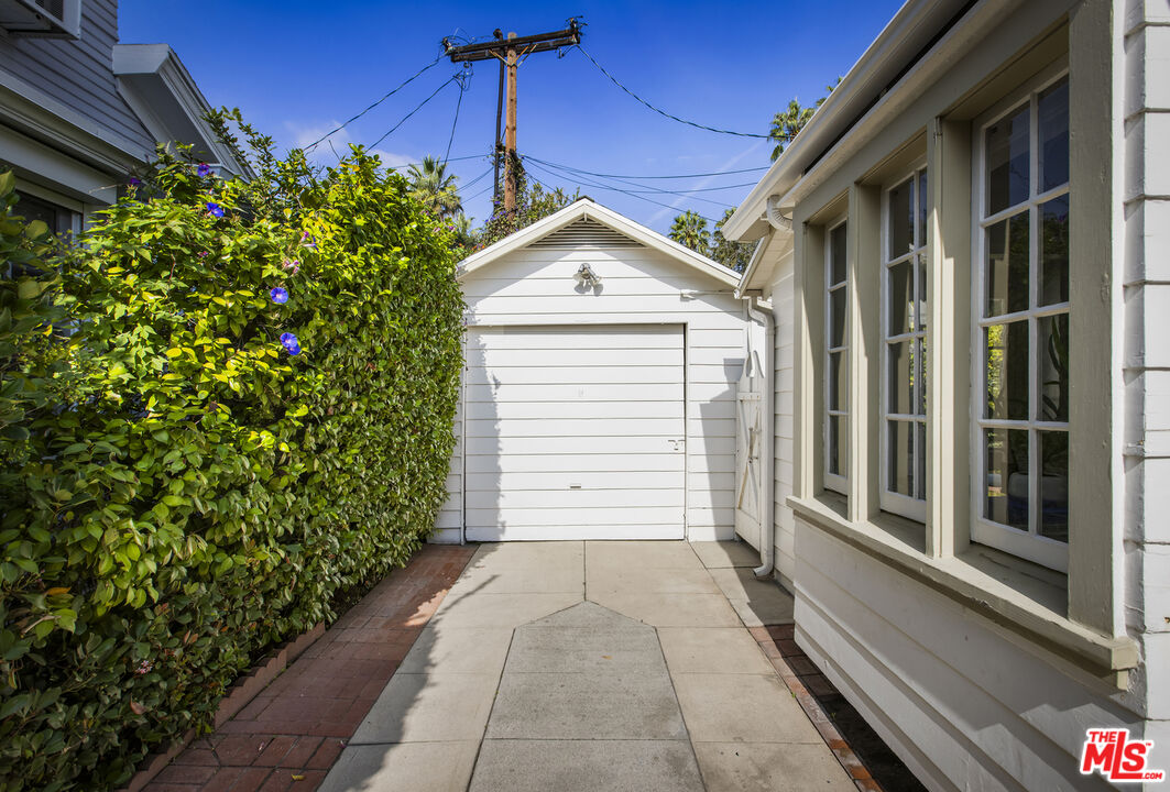 16 Oak Knoll Gardens Dr