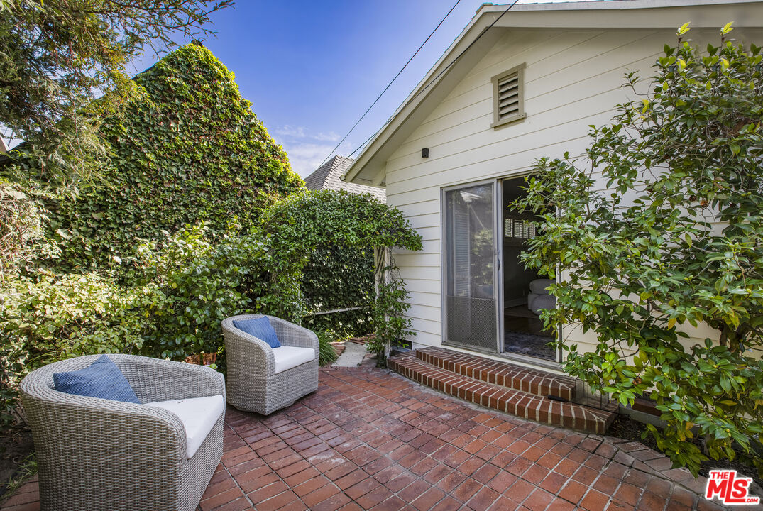 16 Oak Knoll Gardens Dr