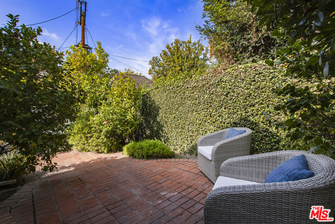 16 Oak Knoll Gardens Dr