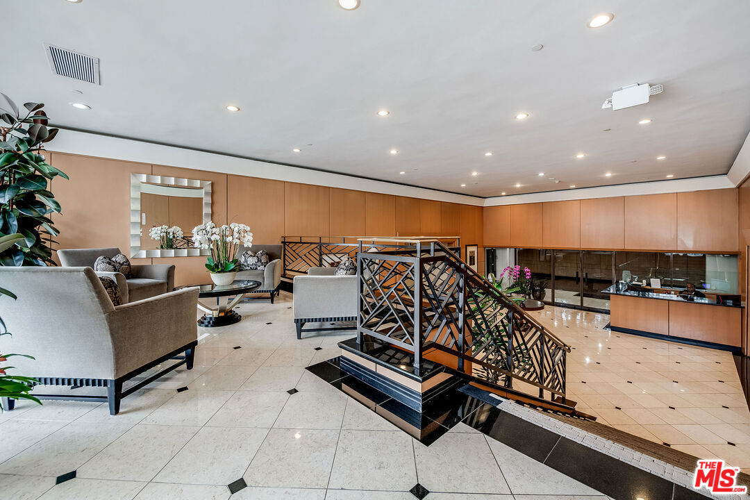 211 S Spalding Dr Unit: 109S