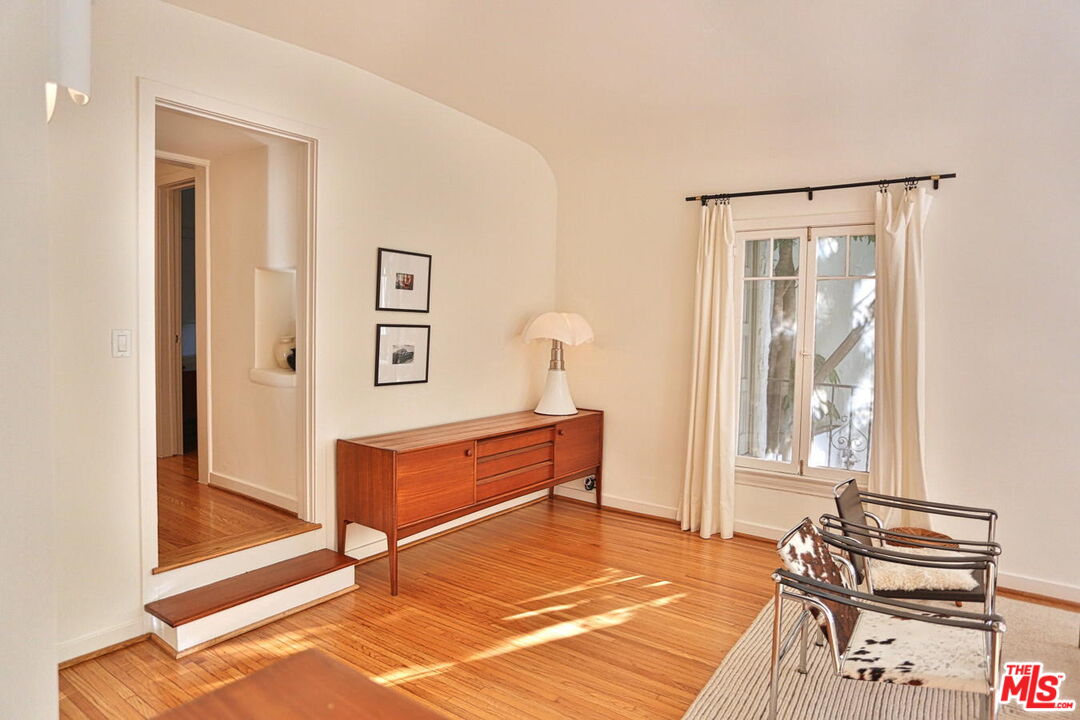 2256 Silver Ridge Ave