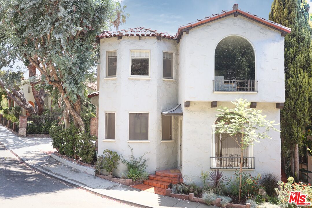 2256 Silver Ridge Ave