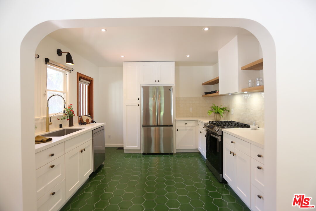 2256 Silver Ridge Ave