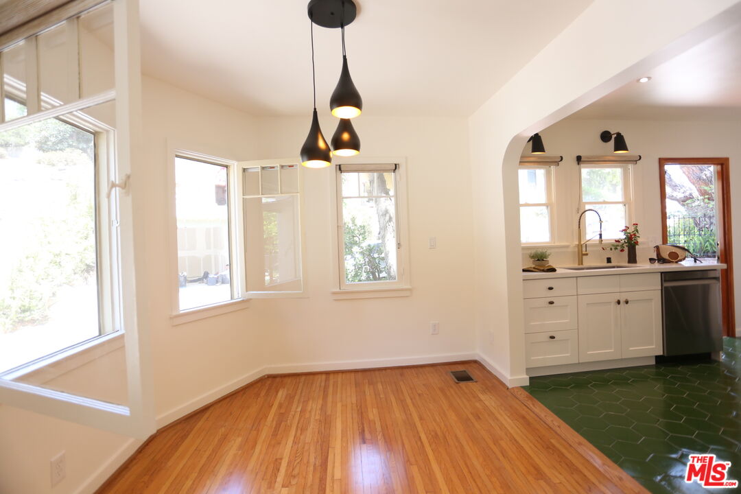 2256 Silver Ridge Ave