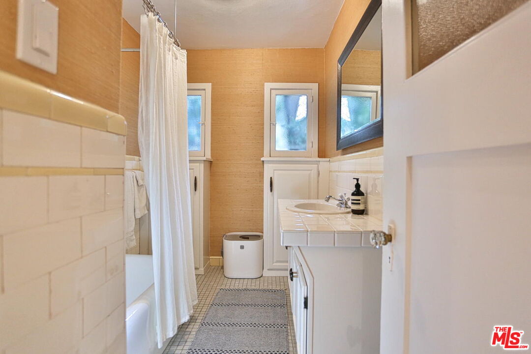 2256 Silver Ridge Ave