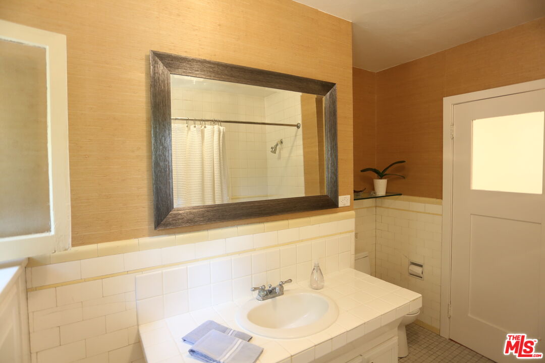 2256 Silver Ridge Ave