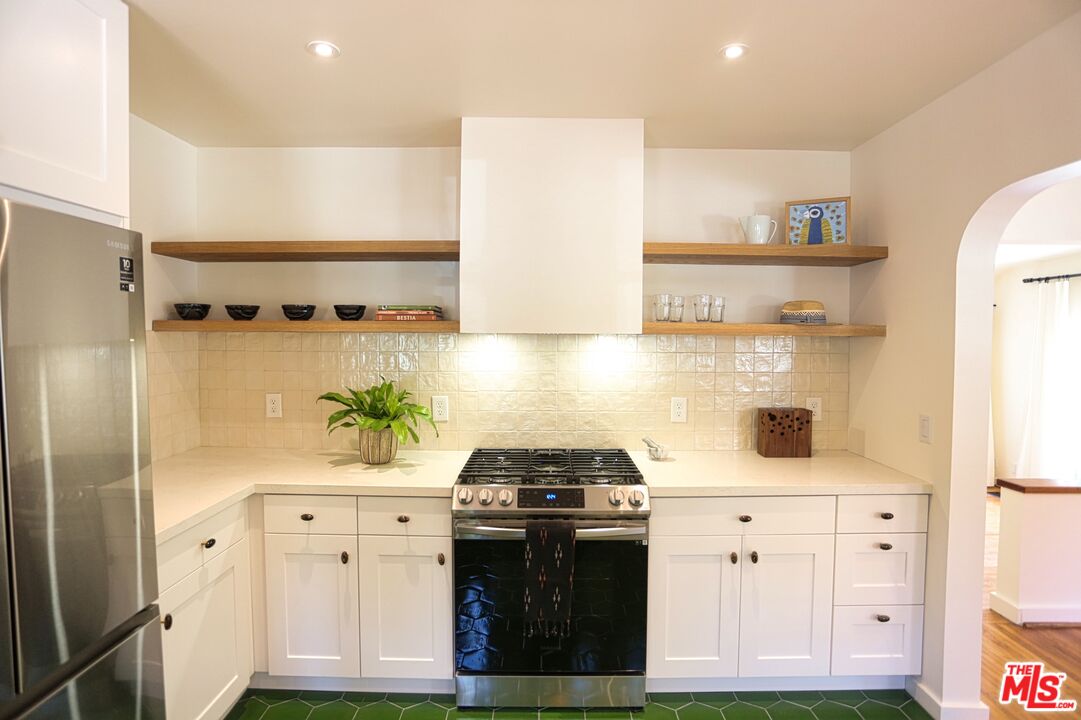 2256 Silver Ridge Ave