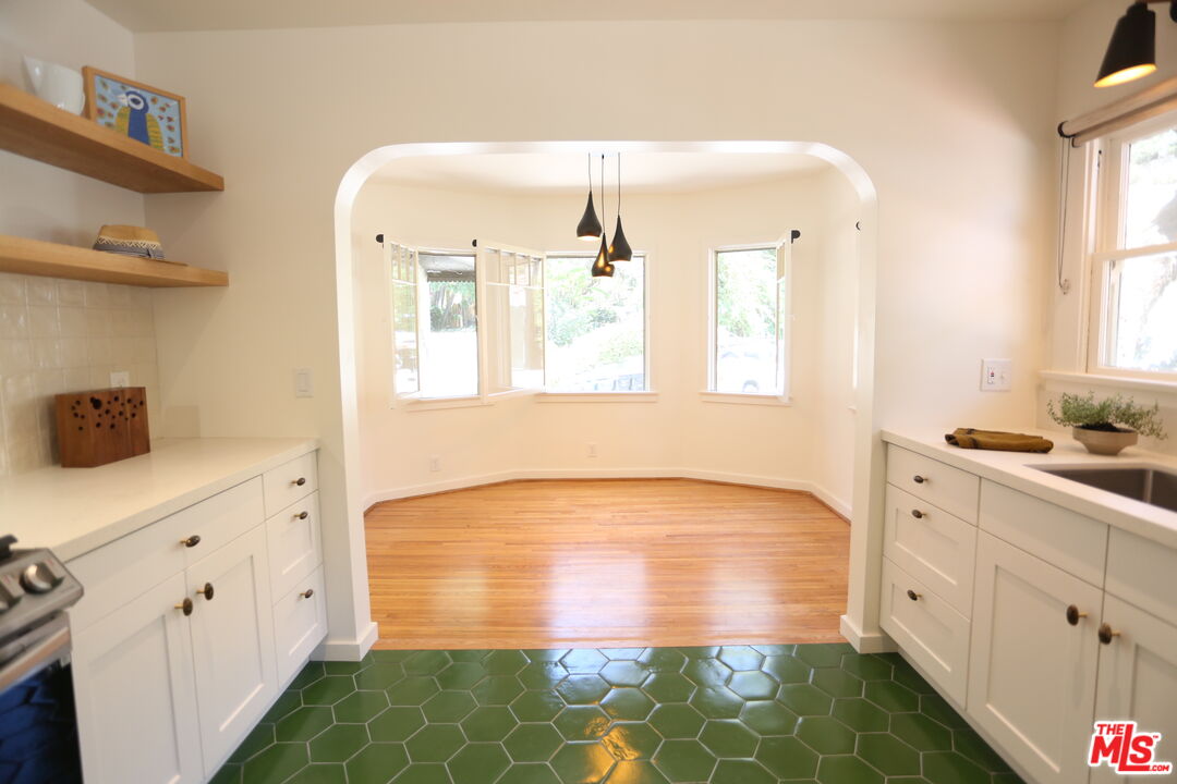 2256 Silver Ridge Ave