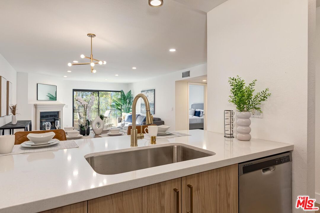 1633 S Bentley Ave Unit: 204