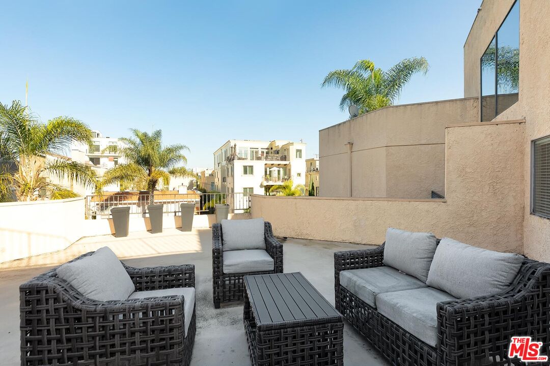 1633 S Bentley Ave Unit: 204