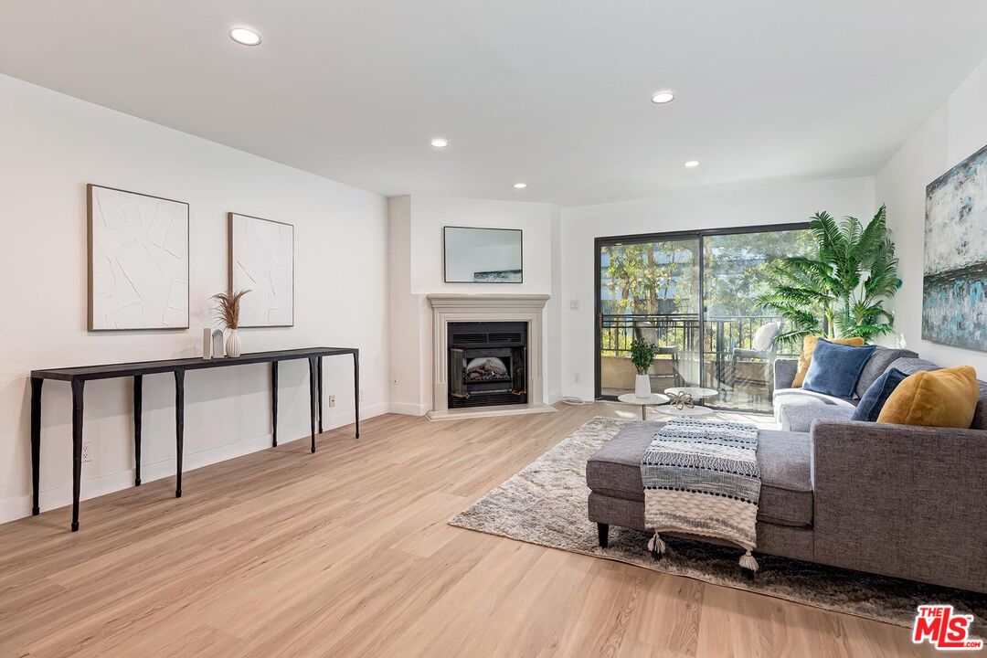 1633 S Bentley Ave Unit: 204