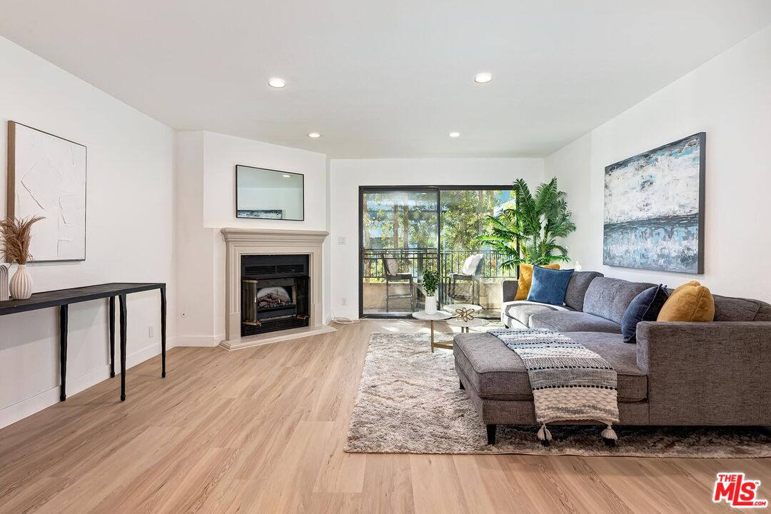 1633 S Bentley Ave Unit: 204