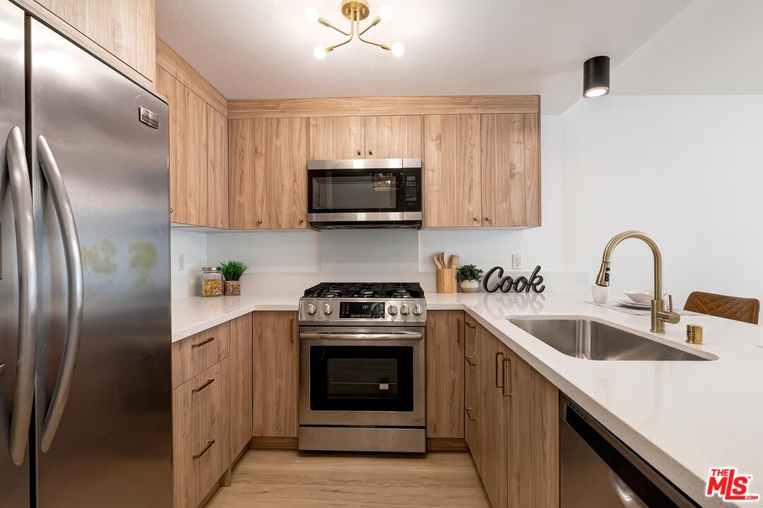 1633 S Bentley Ave Unit: 204