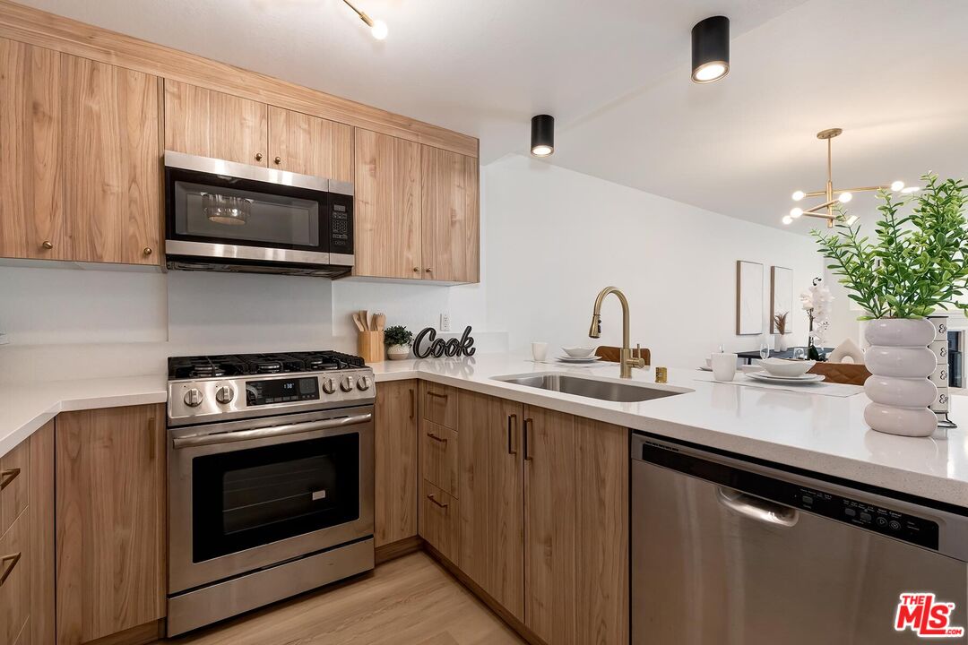 1633 S Bentley Ave Unit: 204