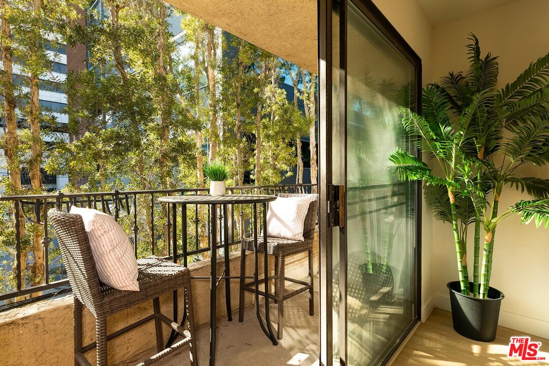1633 S Bentley Ave Unit: 204