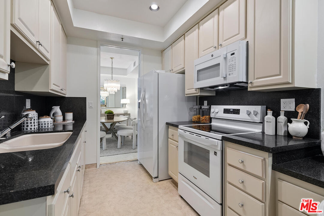 2131 Century Park Ln Unit: 109