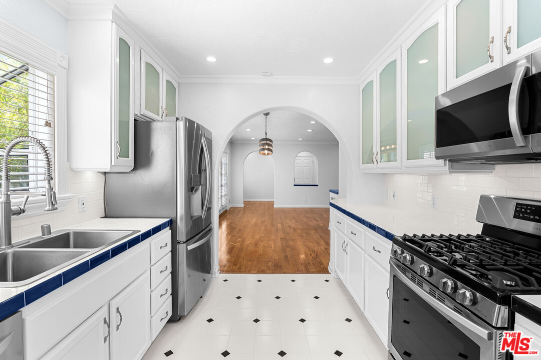 910 N Alfred St Unit: 1