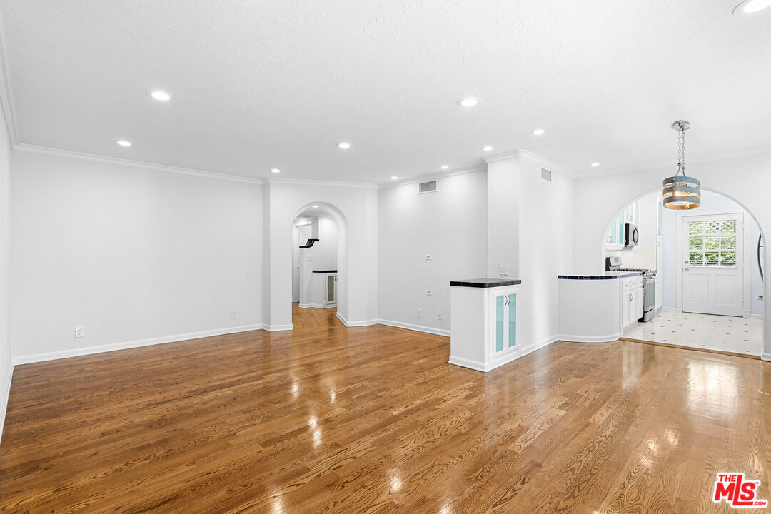 910 N Alfred St Unit: 1