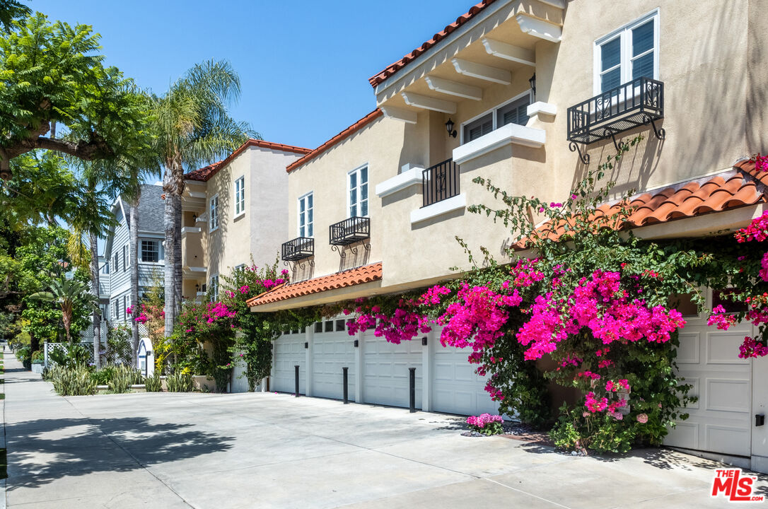 910 N Alfred St Unit: 1