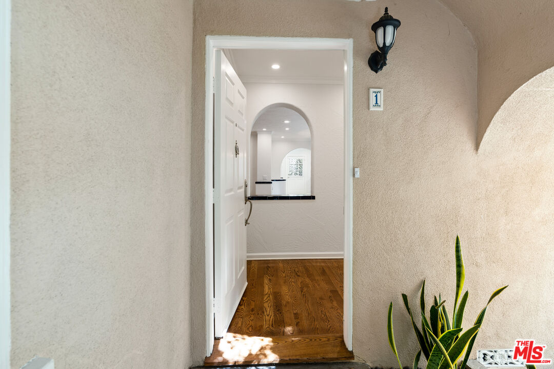 910 N Alfred St Unit: 1