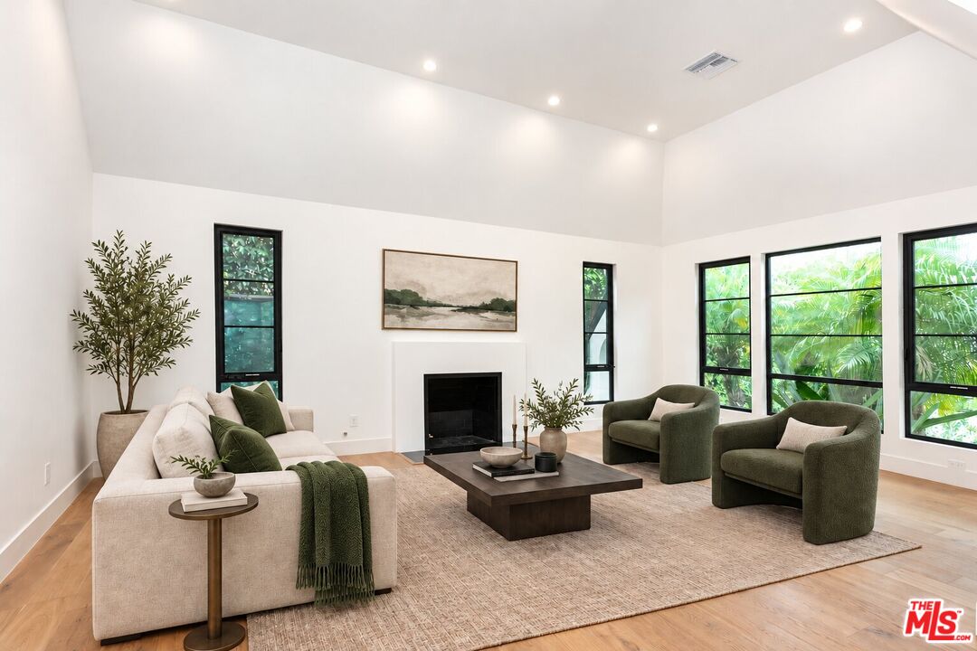 132 N Kilkea Dr Los Angeles CA