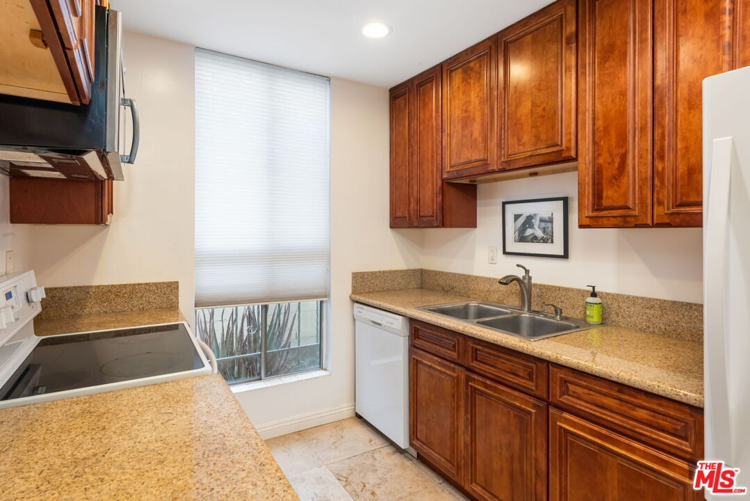 320 S Gramercy Pl Unit: 105