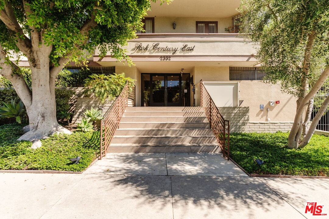 2332 Fox Hills Dr Unit: 103