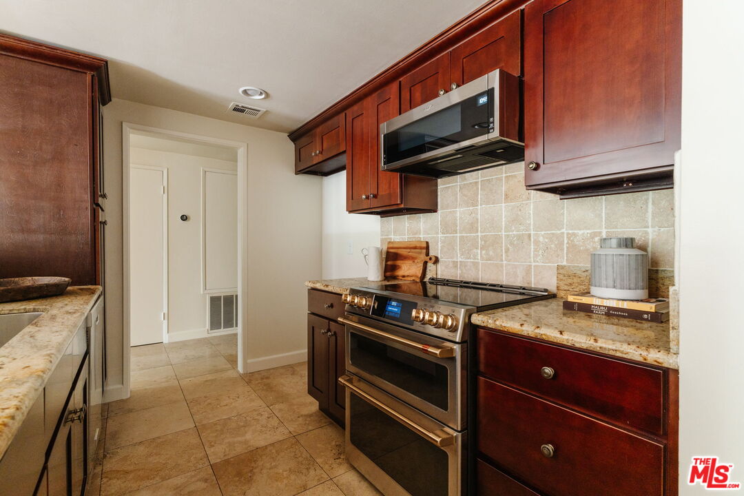 2332 Fox Hills Dr Unit: 103
