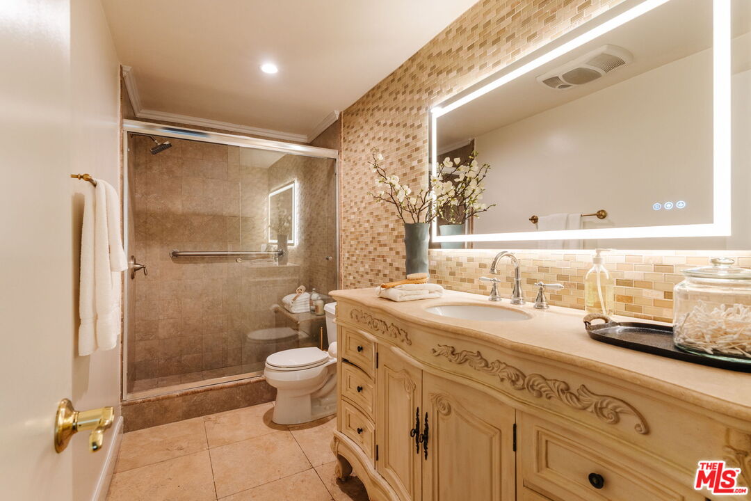 2332 Fox Hills Dr Unit: 103