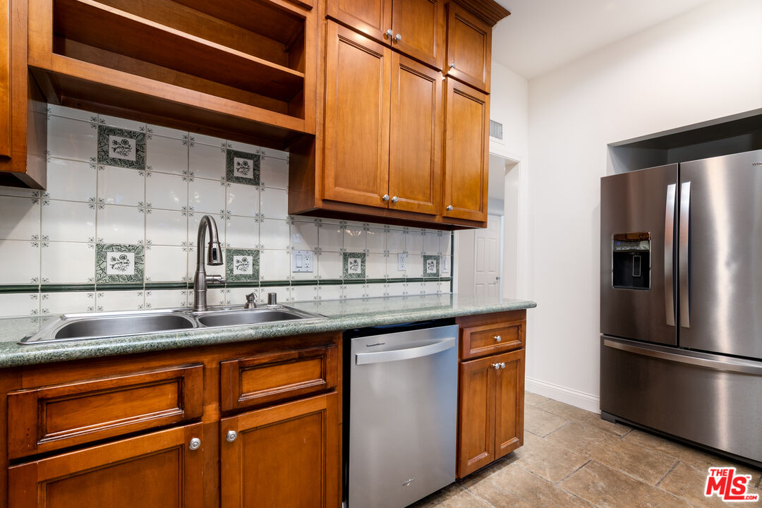 125 S Elm Dr Unit: 201