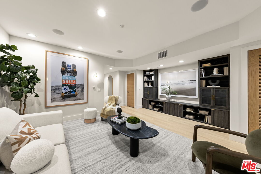 11923 Gorham Ave Unit: 102