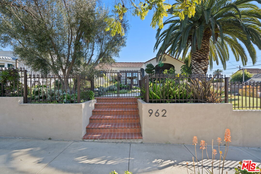 962 S Plymouth Blvd