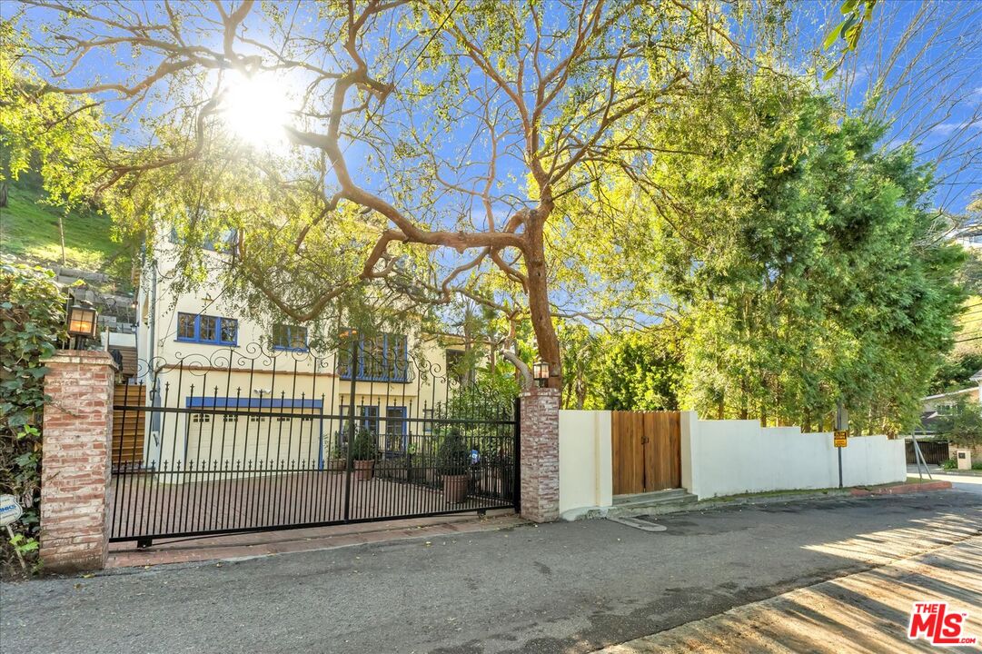 2270 Benedict Canyon Dr