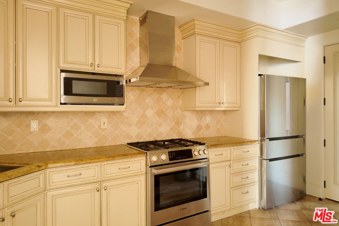 137 S Spalding Dr Unit: 203