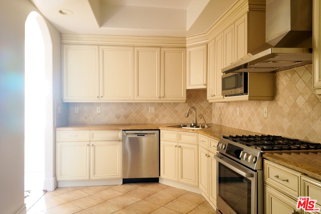 137 S Spalding Dr Unit: 203