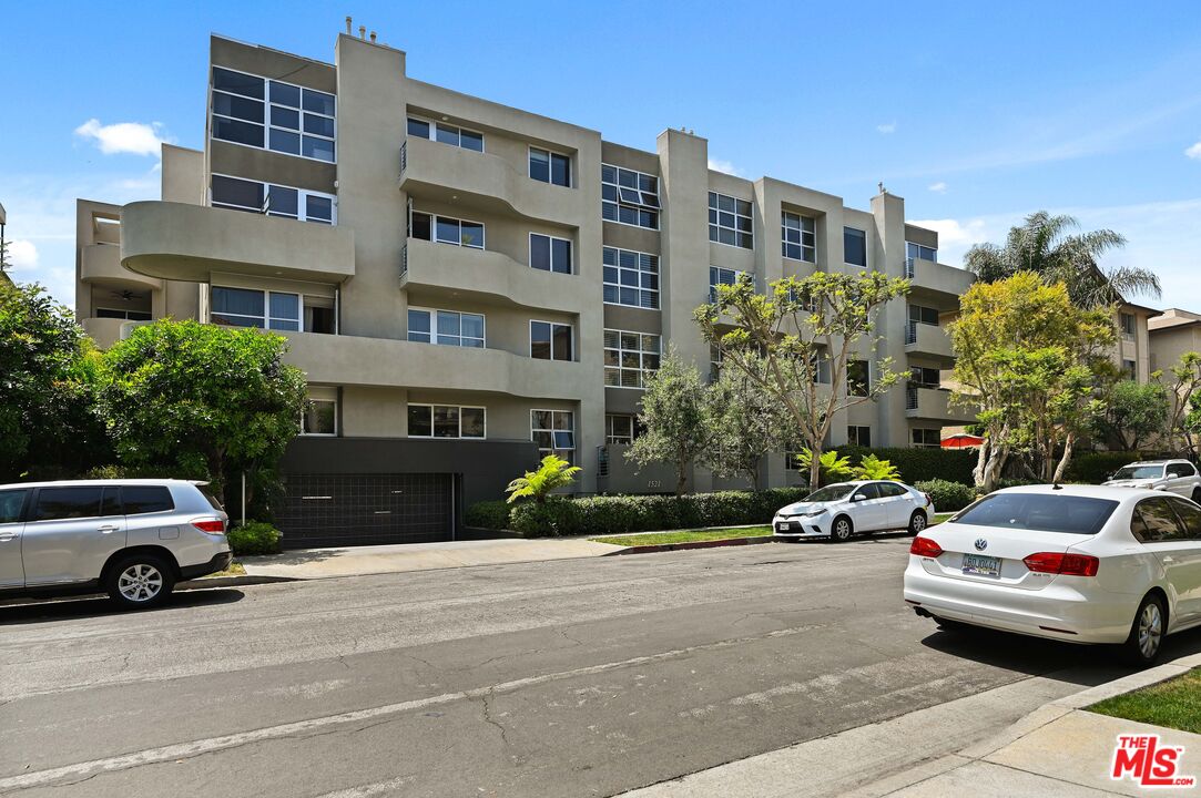 1521 Greenfield Ave Unit: 305