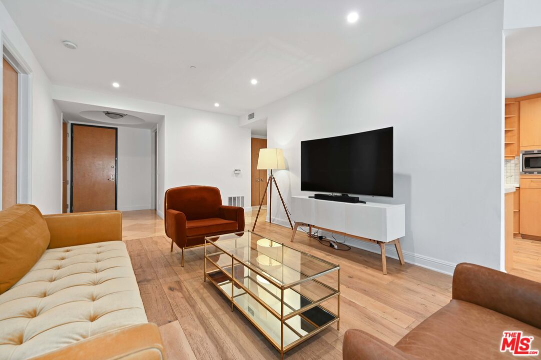 1521 Greenfield Ave Unit: 305