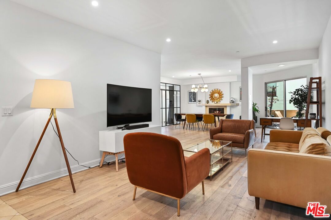 1521 Greenfield Ave Unit: 305