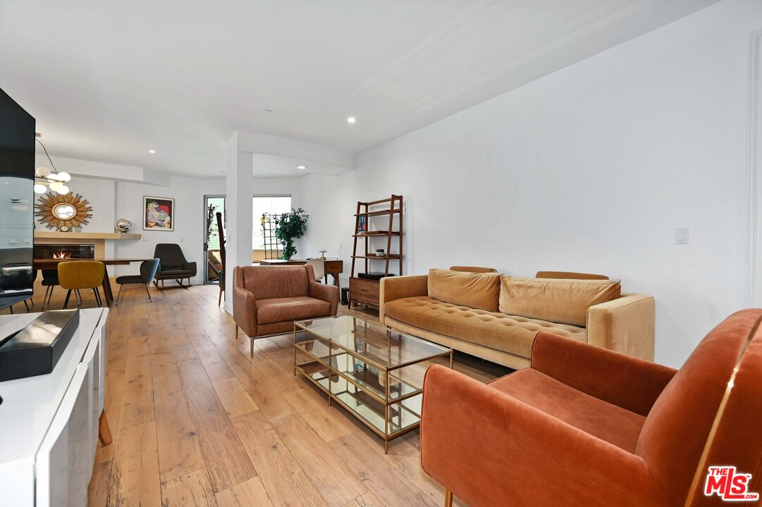 1521 Greenfield Ave Unit: 305