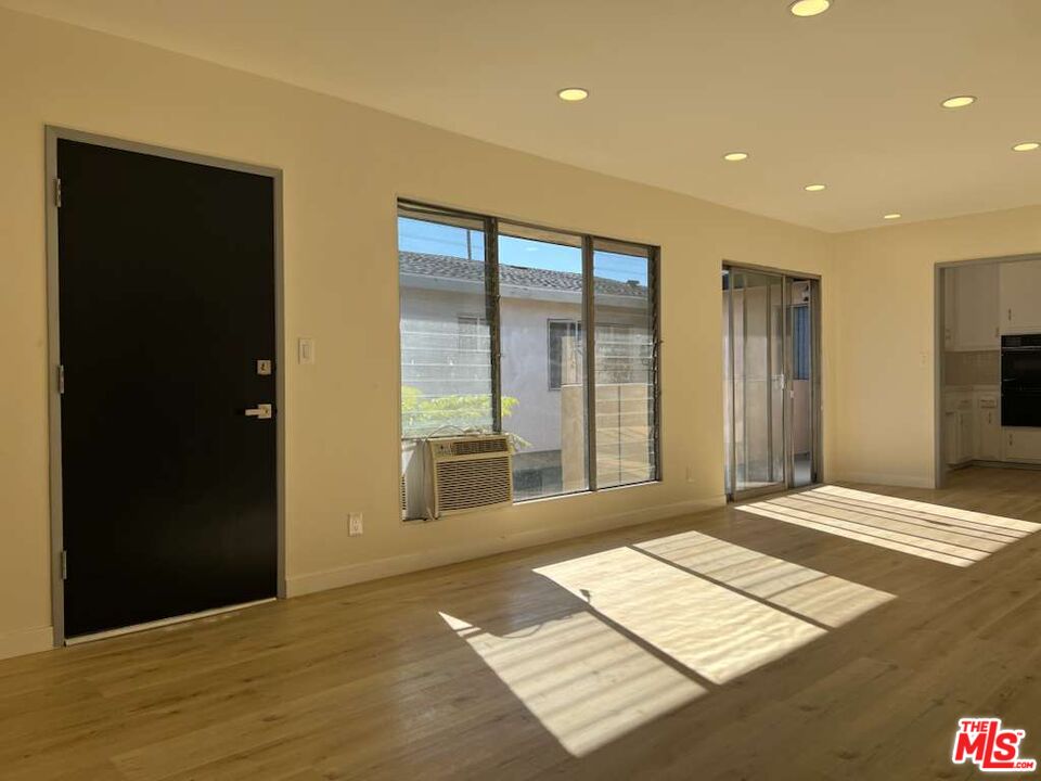 432 S Sherbourne Dr Unit: 4