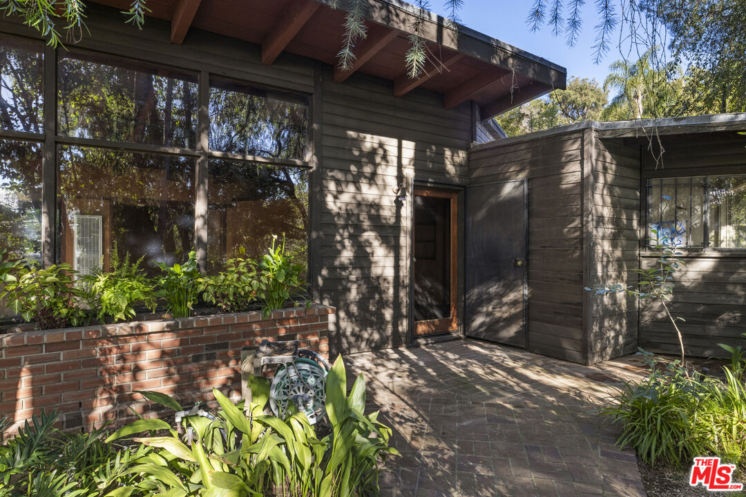 2716 Nichols Canyon Rd