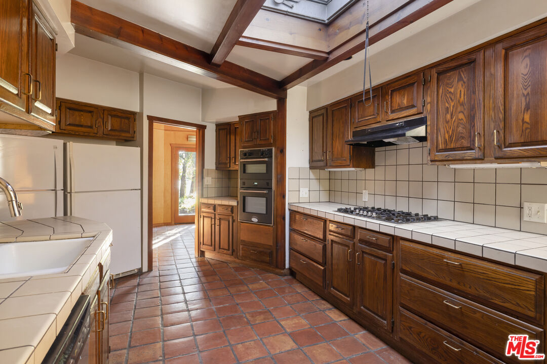 2716 Nichols Canyon Rd